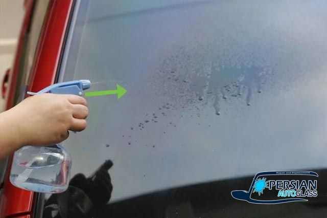 چگونه شیشه ماشین را تمیز کنیم